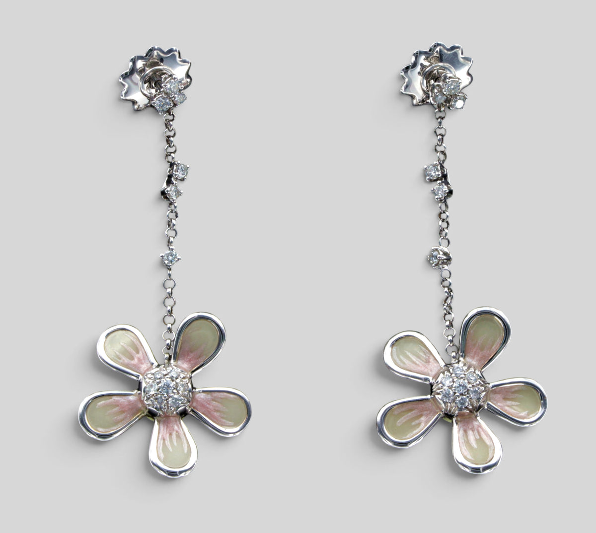 18K white gold flower drop earrings with diamond-set chains and pale pink and cream petals, reference 838E.