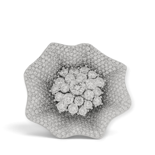 Arges Bouquet diamond flower ring in 18K white gold, with a scalloped diamond-set surround, reference 1000R.