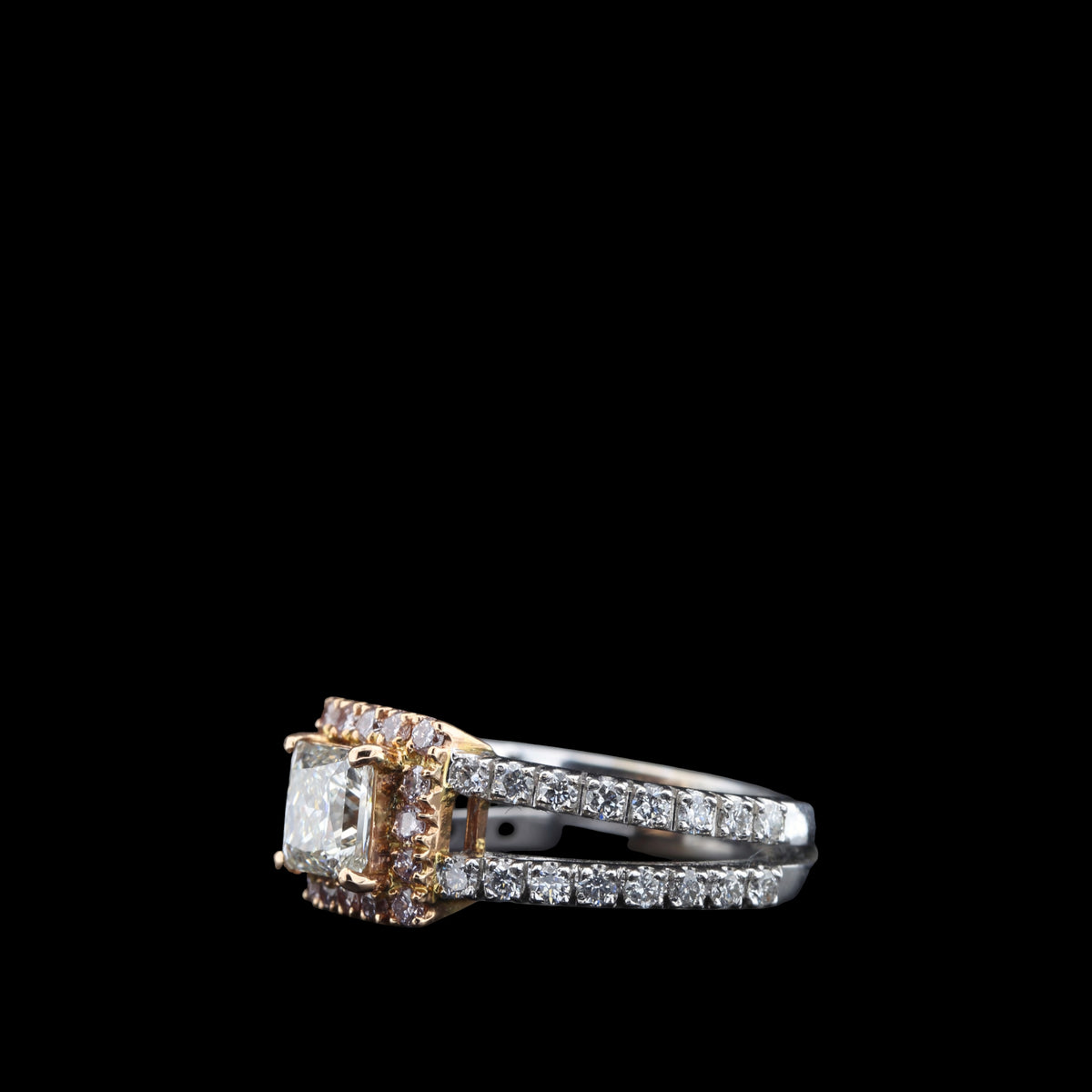 Side view of the princess-cut diamond halo ring in 18K rose and white gold, showing its raised centre and split diamond band, reference 1938RS.