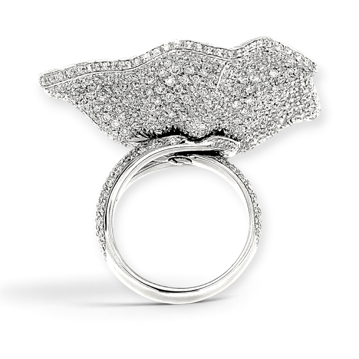 hofjewellery Arges Bouquet 18K white gold ring featuring a large floral design encrusted with brilliant diamonds.