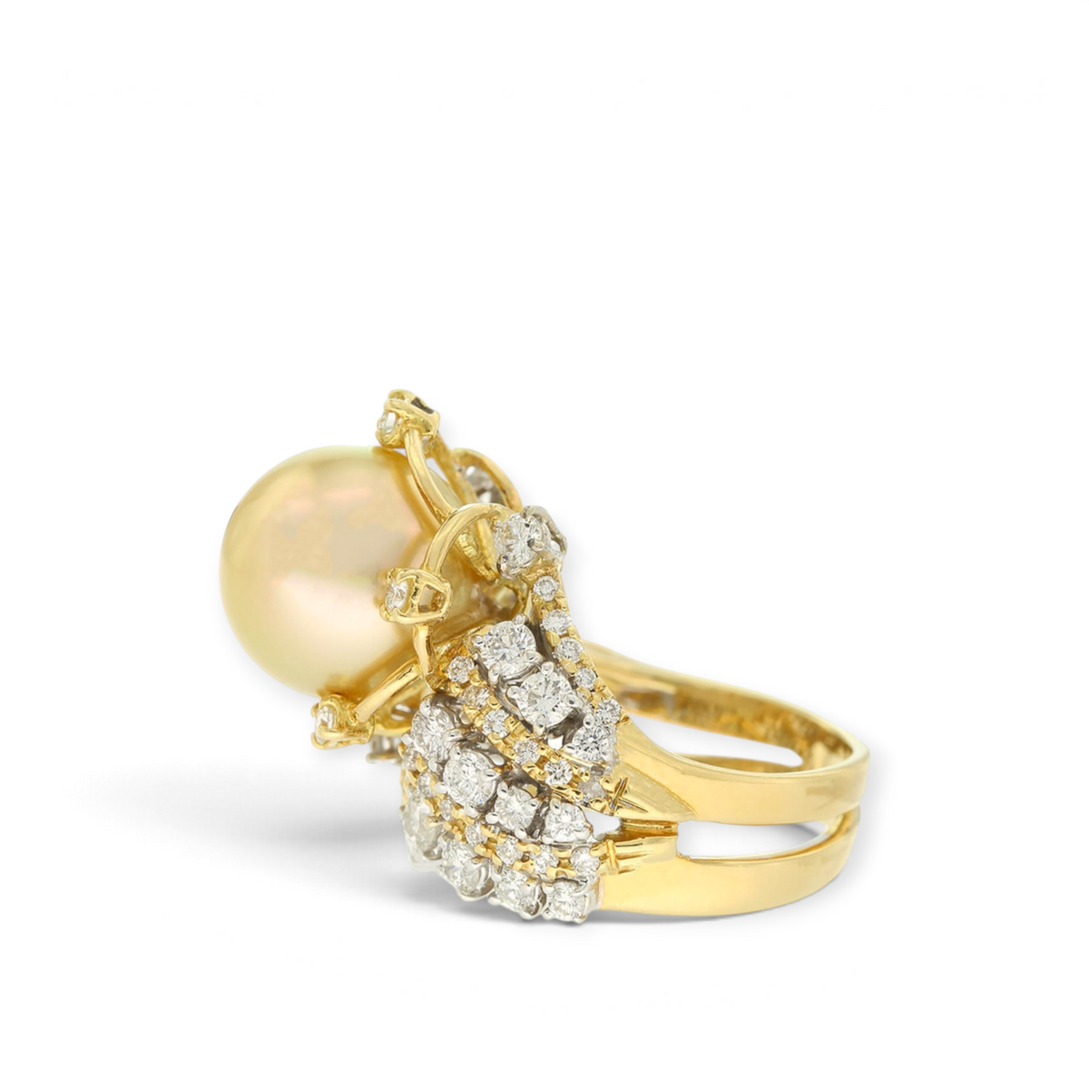 hofjewellery Luminus ring featuring a golden South Sea pearl with 2.66ct round brilliant diamonds in 18K gold