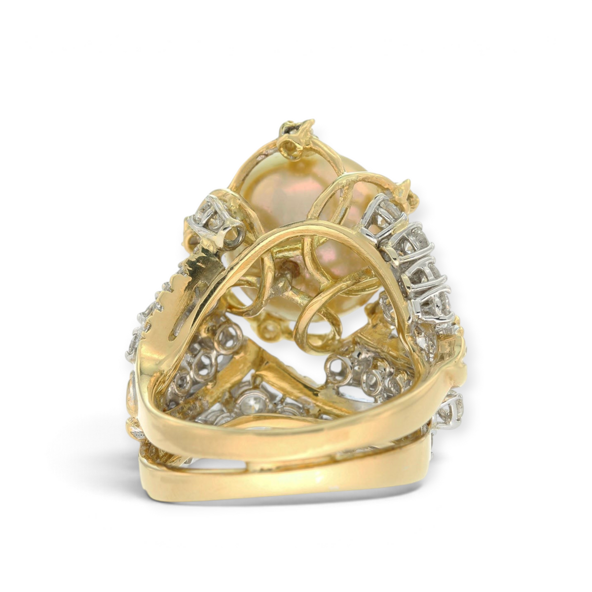 hofjewellery Luminus ring featuring a South Sea golden pearl, 2.66ct round brilliant diamonds, and 18K gold setting.