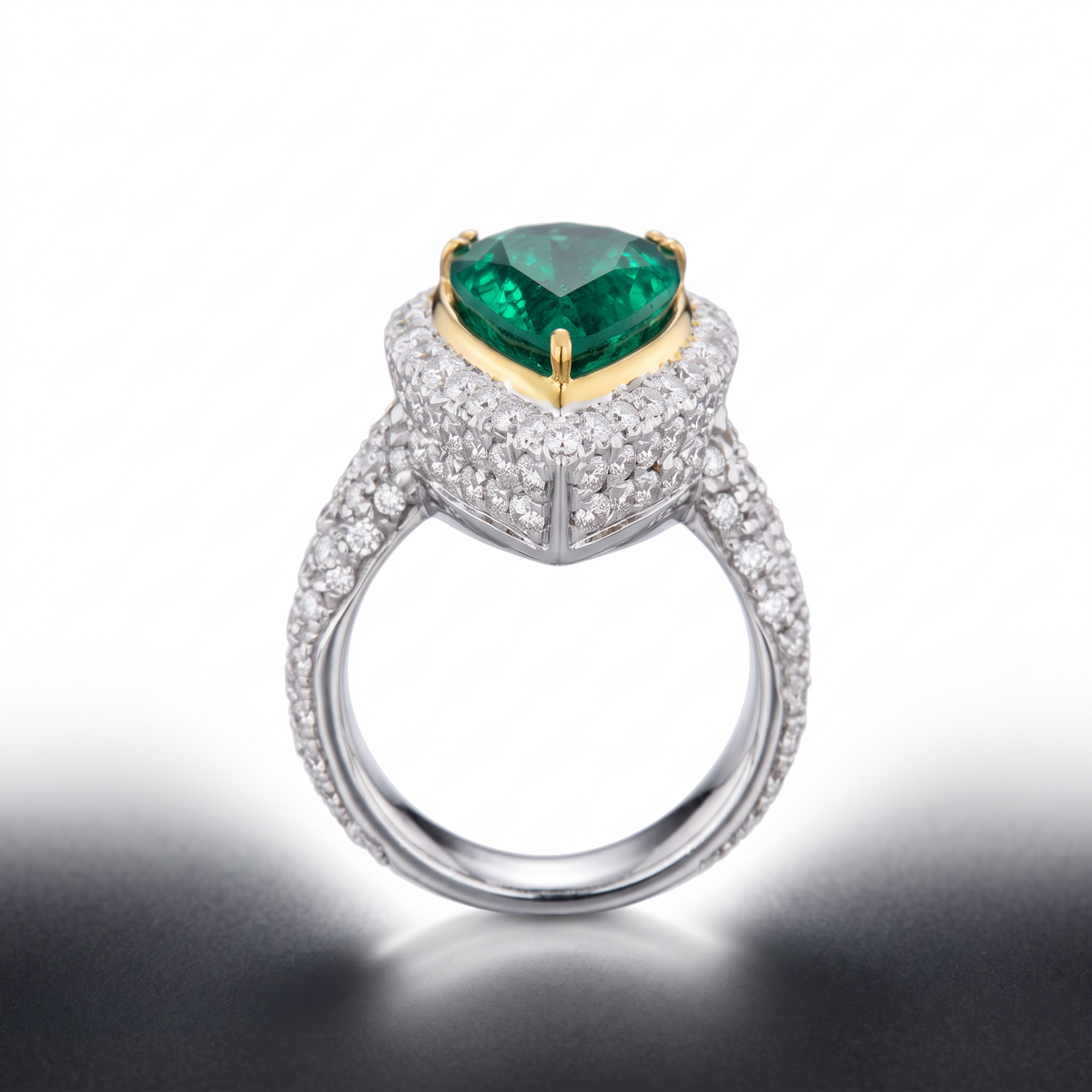 hofjewellery Smeraldo Splendore I pear-shaped Colombian emerald ring with a diamond halo set in 18K white gold