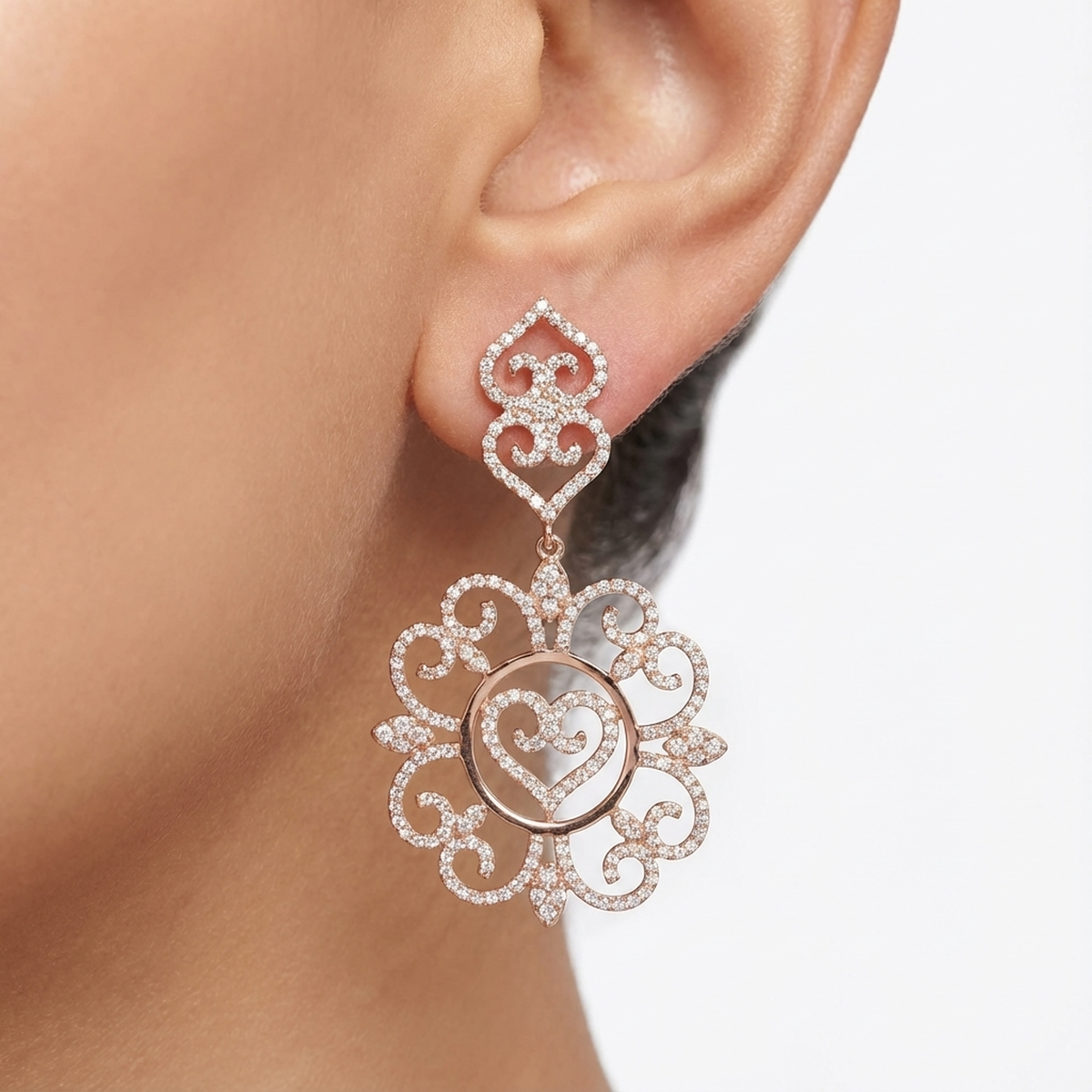 hofjewellery Heartfall Éclat 18K rose gold drop earrings with intricate filigree heart motifs and round diamonds.